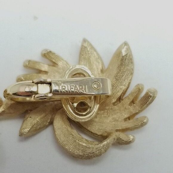 Vintage Crown Trifair Gold Tone Retro Clip On Earrings, Funky Design, Signed - Picture 4 of 7